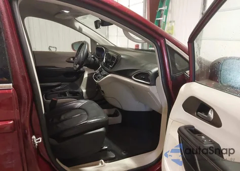 2017 Chrysler Pacifica Touring-L z USA, uszkodzony, nr VIN 2C4RC1BG0HR810051